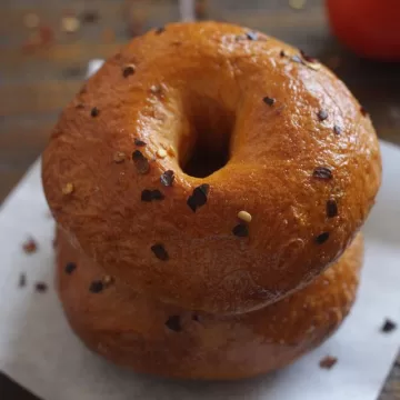 Bagel de tomate e pimenta calabresa