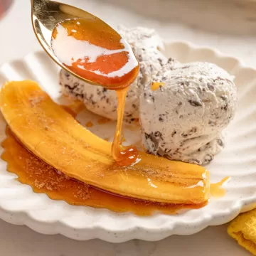 Banana caramelizada na frigideira