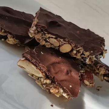 Barra de cereal com nuts e chocolate