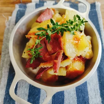 Batata assada com calabresa e queijo