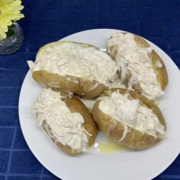 Batata recheada com frango no micro-ondas