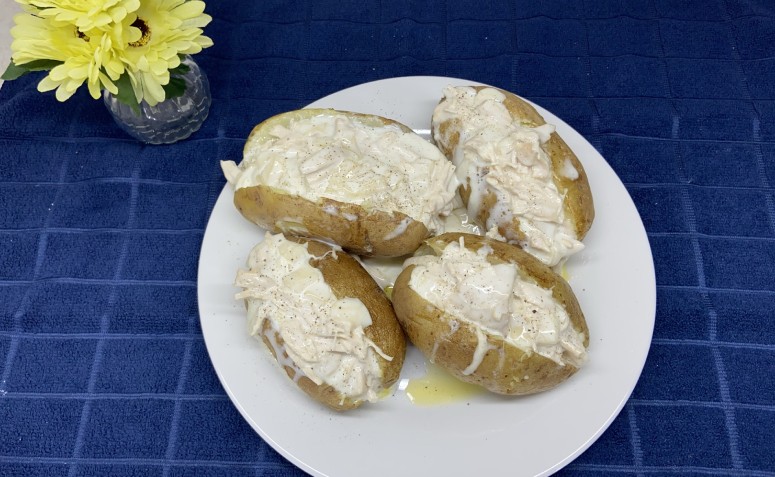 Batata recheada com frango no micro-ondas