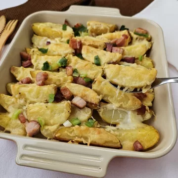 Batata rústica com molho de queijo e bacon
