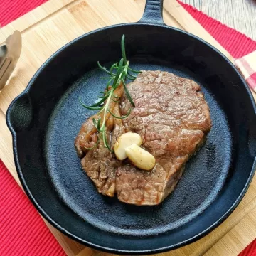 Bife ancho na frigideira