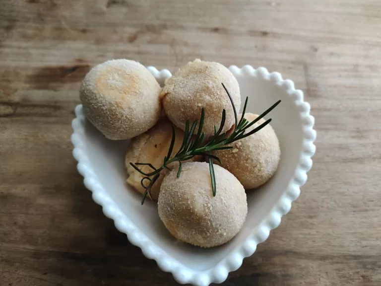 Receita de Bolinha de frango com Catupiry fácil
