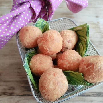 Bolinha de queijo com bacon fácil