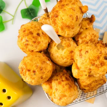Bolinha de queijo muito fácil