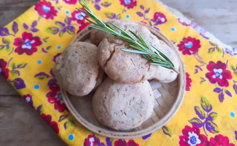 Receita de Bolinho assado de batata com linguiça