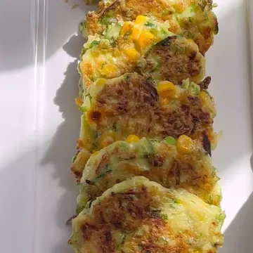 Bolinho de abobrinha e milho