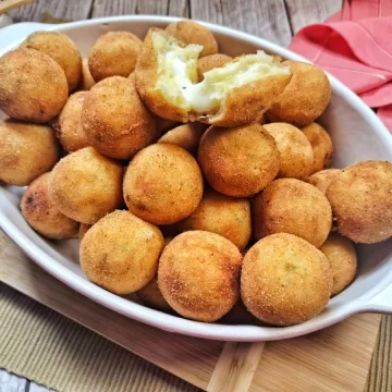 Bolinho de aipim com queijo