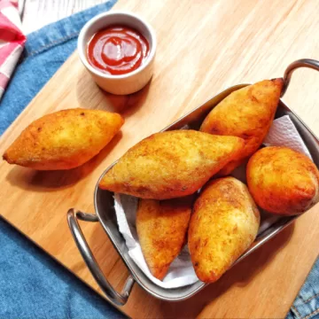 Bolinho de batata recheado com carne moída