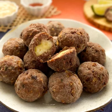Bolinho de carne moída com queijo