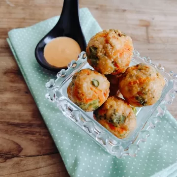 Bolinho de frango com legumes