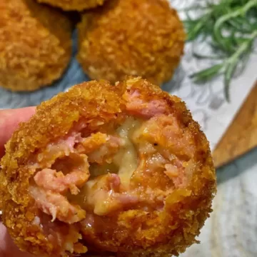 Bolinho de linguiça com provolone