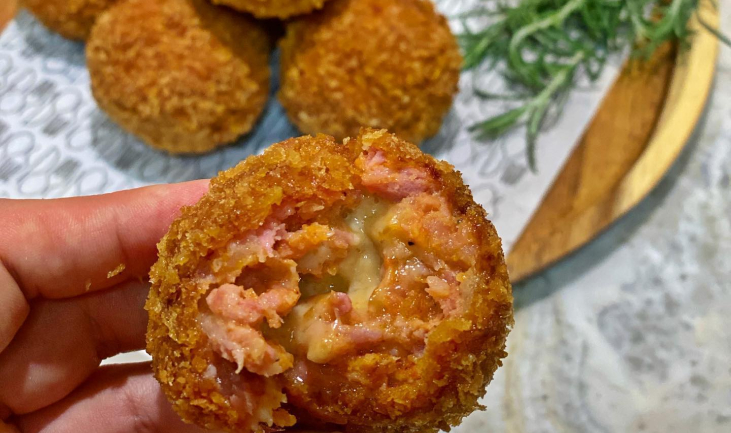 Bolinho de linguiça com provolone