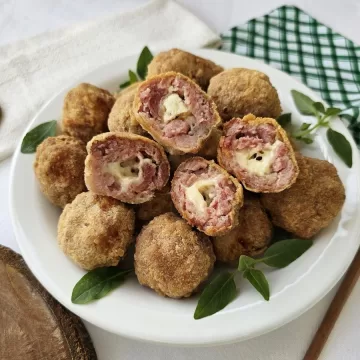 Bolinho de linguiça com queijo