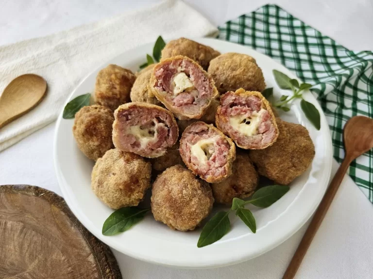 Receita de Bolinho de linguiça com queijo