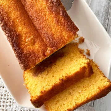 Bolo amanteigado de fubá e goiabada