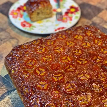Bolo caramelizado de banana