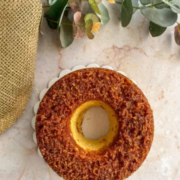 Bolo caramelizado de coco