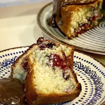 Bolo com frutas vermelhas
