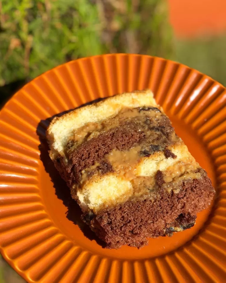 Receita de Bolo com recheio de doce de leite e ameixa