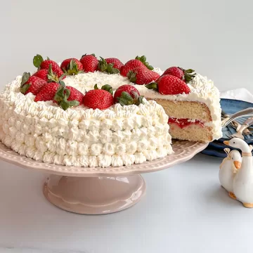 Bolo confeitado de morango
