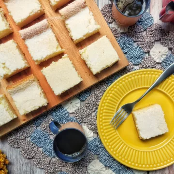 Bolo cremoso de fubá com coco