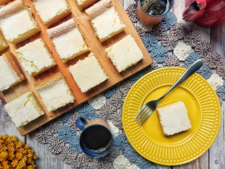 Receita de Bolo cremoso de fubá com coco