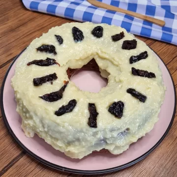 Bolo de ameixa com beijinho