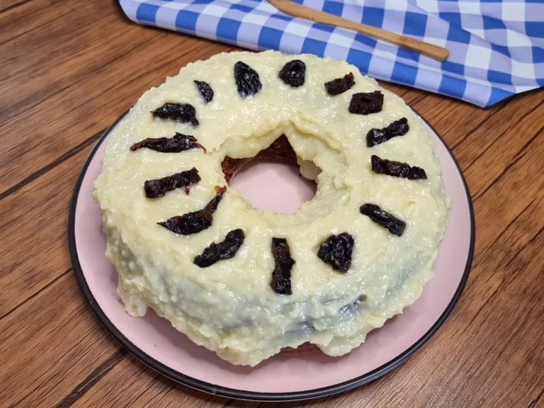 Receita de Bolo de ameixa com beijinho