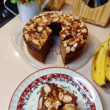 Bolo de banana com amêndoas
