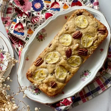 Bolo de banana com nozes e chocolate
