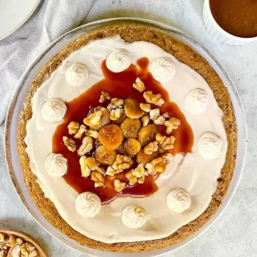 Bolo de banana vegano com caramelo salgado