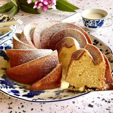 Bolo de baunilha com cobertura