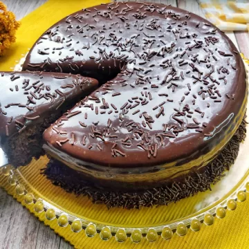 Bolo de brigadeiro simples e rápido