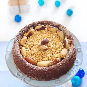 Bolo de cacau crocante com castanhas