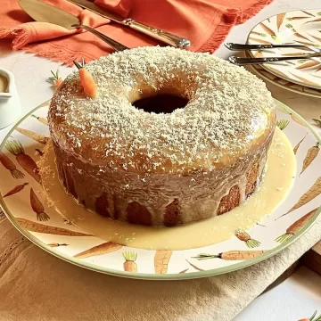 Bolo de cenoura com cobertura de chocolate branco