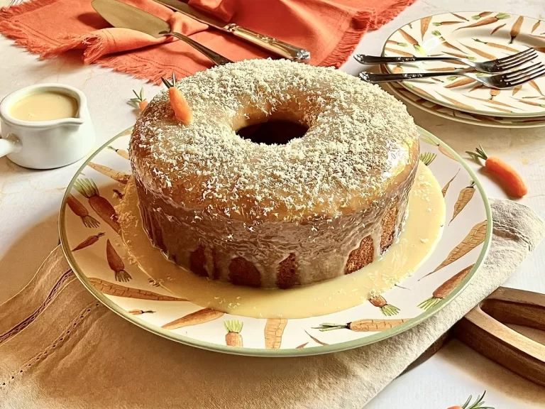 Receita de Bolo de cenoura com cobertura de chocolate branco