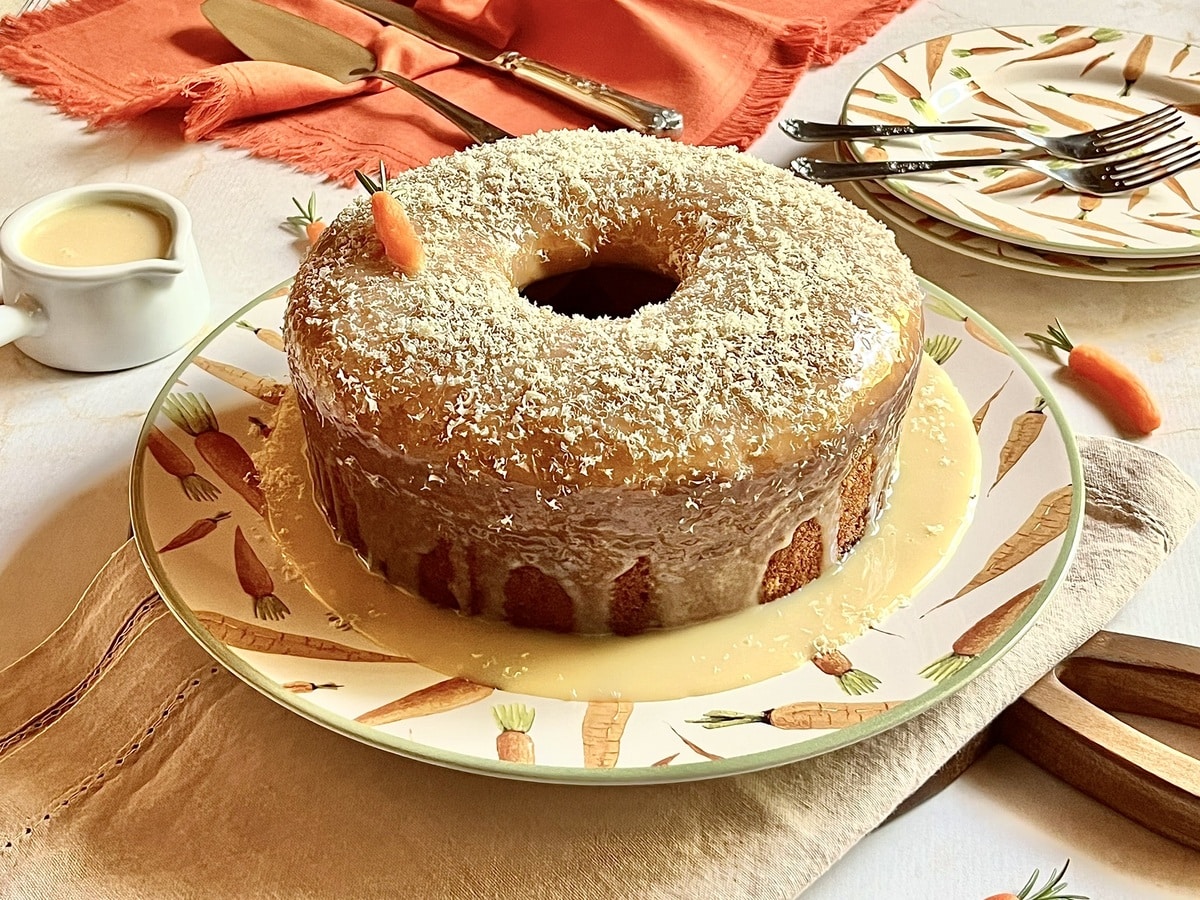 Bolo de cenoura com cobertura de chocolate branco