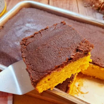 Bolo de cenoura com cobertura de chocolate durinha