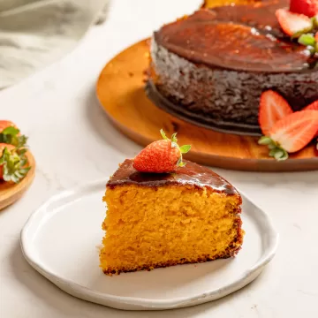 Bolo de cenoura com cobertura de chocolate e morango