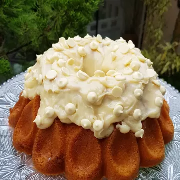 Bolo de chocolate branco com cobertura de Ninho