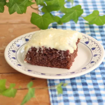 Bolo de chocolate com beijinho