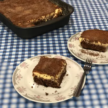 Bolo de chocolate com cobertura de maracujá