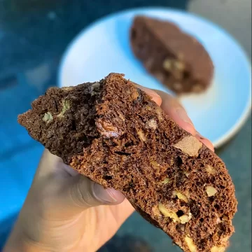 Bolo de chocolate com nozes