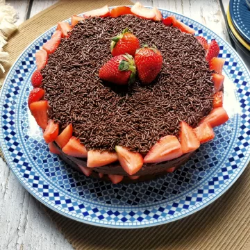 Bolo de chocolate com recheio de brigadeiro e morango