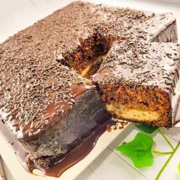 Bolo de chocolate que já sai recheado do forno