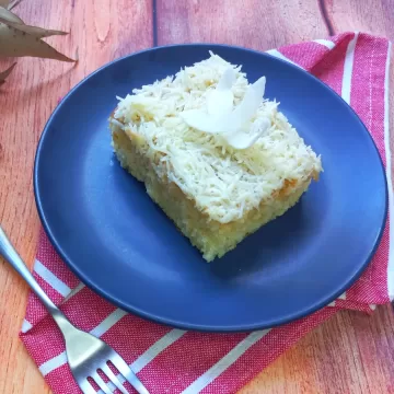 Bolo de coco com cobertura de leite condensado