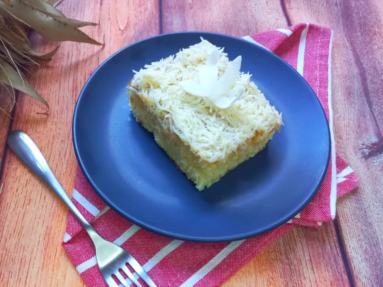 Receita de Bolo de coco com cobertura de leite condensado